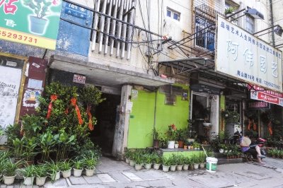 今年8月，當(dāng)年于英生妻子被殺案發(fā)生地——蚌埠市南山路一處臨街一樓的三室一廳——目前已經(jīng)成為一個(gè)花店。