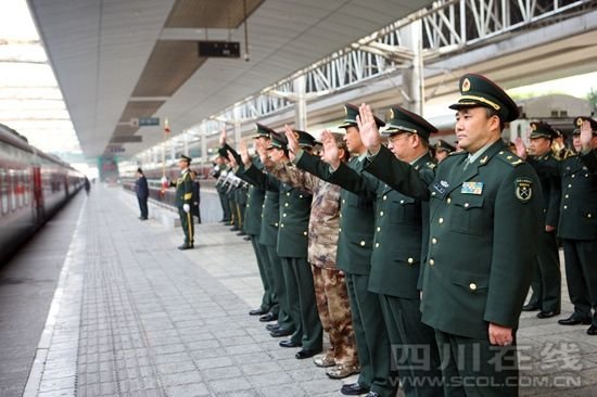 全國抗震救災(zāi)模范王凱率13集團軍常委為退伍老兵送行。