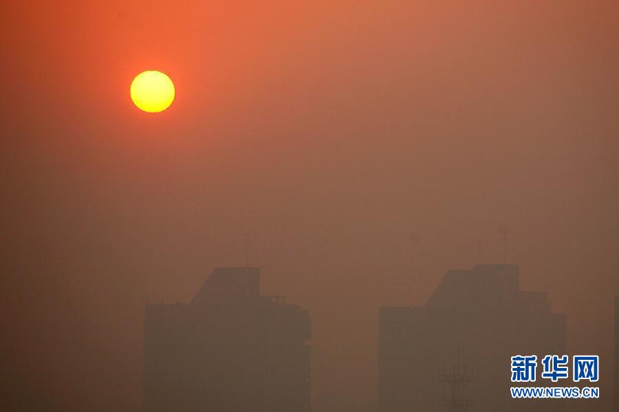 這是12月2日清晨拍攝的霧霾籠罩的江蘇省揚州市景觀。