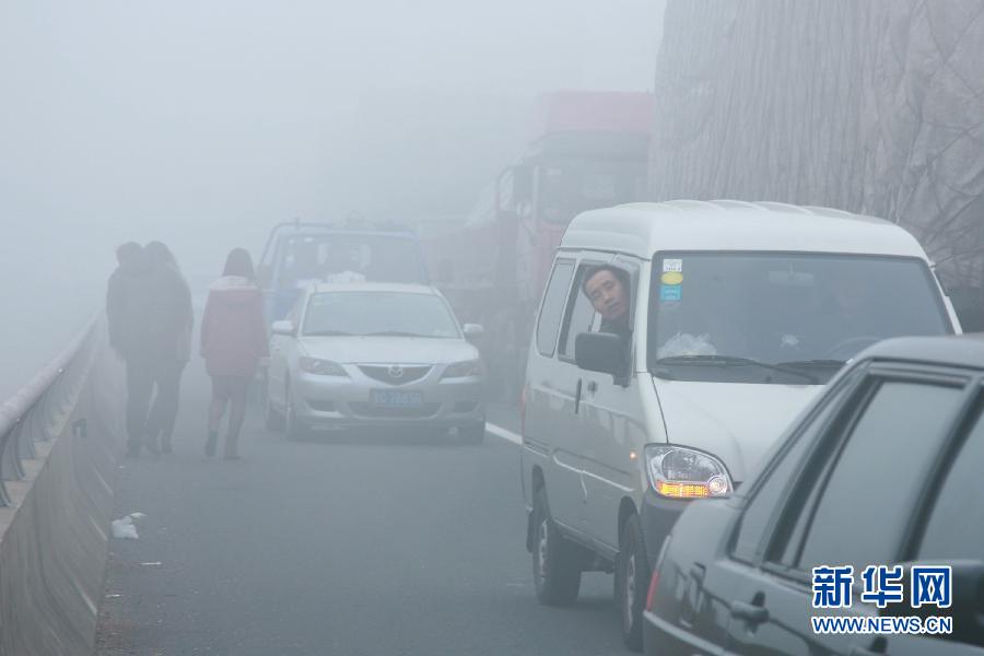 12月4日，滬陜高速揚州段大量車輛滯留。