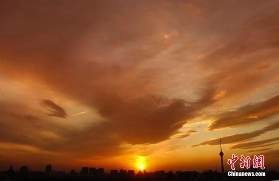 12月8日下午，強(qiáng)烈的西北風(fēng)光臨北京，吹散了籠罩全城上空的霧霾，冬日罕見(jiàn)的艷麗晚霞映紅了半邊天。