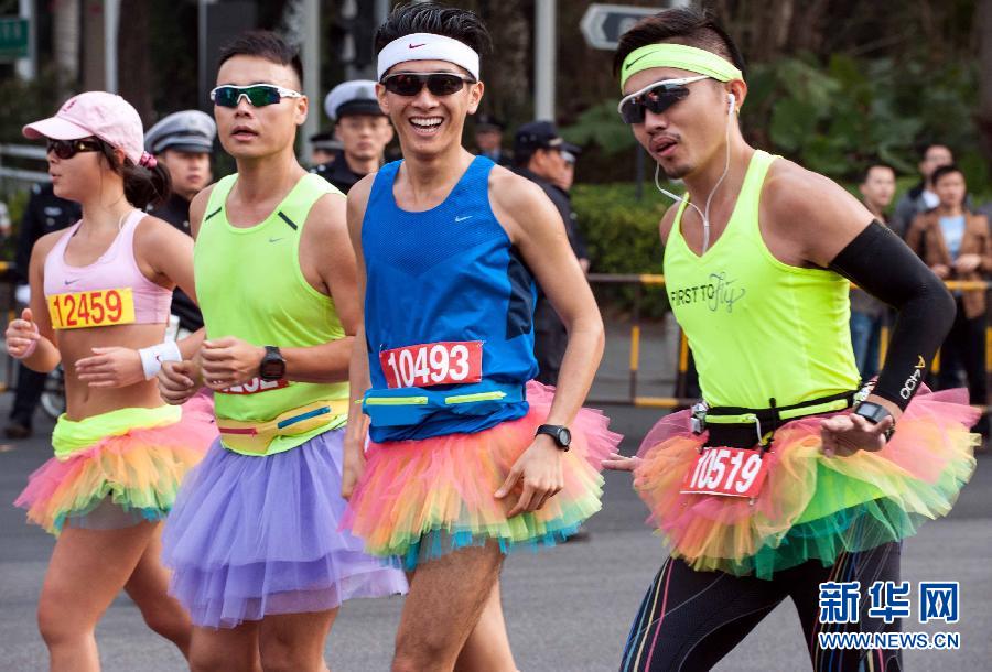 12月8日，三名男選手身著“蓬蓬裙”參加比賽。