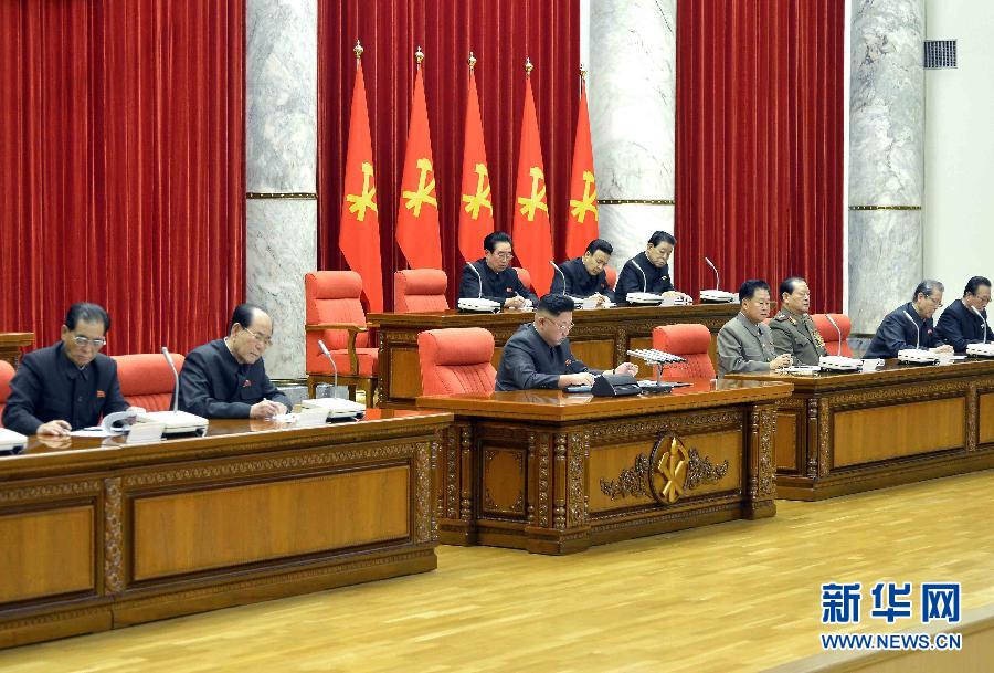 12月8日，在朝鮮平壤，朝鮮勞動(dòng)黨第一書記金正恩（前排中）出席并指導(dǎo)朝鮮勞動(dòng)黨中央政治局?jǐn)U大會(huì)議。