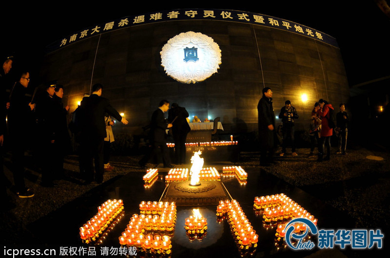 “為南京大屠殺遇難者守靈儀式暨和平燭光祭”活動在侵華日軍南京大屠殺遇難同胞紀念館祭場舉行。