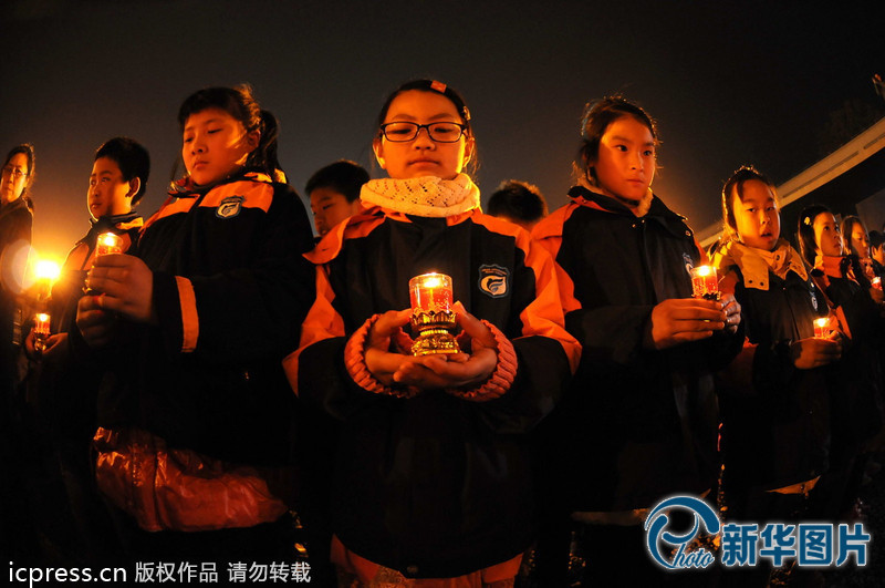 “為南京大屠殺遇難者守靈儀式暨和平燭光祭”活動在侵華日軍南京大屠殺遇難同胞紀念館祭場舉行。