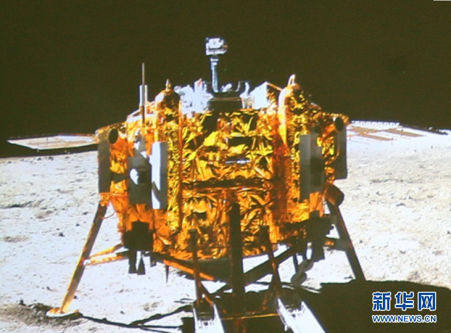 這是北京飛控中心大屏幕上顯示“玉兔”號月球車上的全景相機拍攝的嫦娥三號著陸器照片。