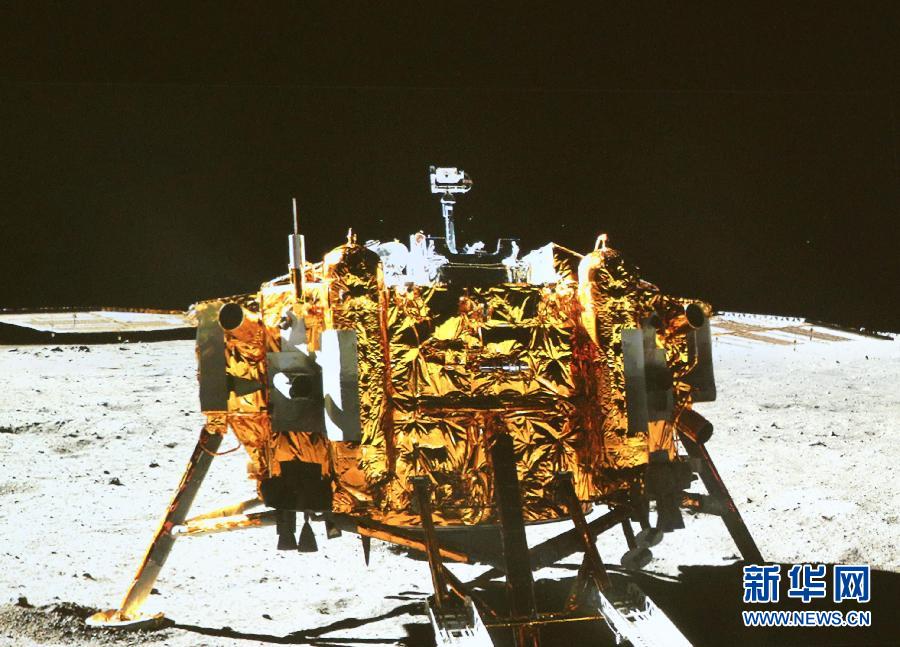 這是北京飛控中心大屏幕上顯示“玉兔”號月球車上的全景相機拍攝的嫦娥三號著陸器照片。