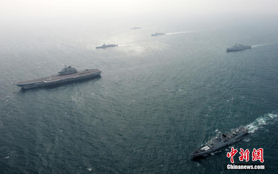 圖為遼寧艦與水面艦艇進行協(xié)同訓練。中新社發(fā) 胡鍇冰 攝