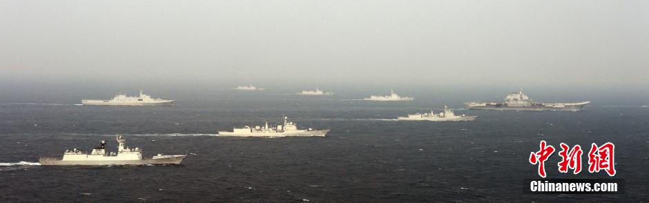 圖為遼寧艦與水面艦艇進行協(xié)同訓練。中新社發(fā) 李靖 攝