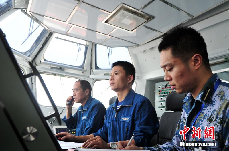 圖為遼寧艦飛行指揮員在塔臺進行艦載機著艦起飛指揮。中新社發(fā) 胡鍇冰 攝