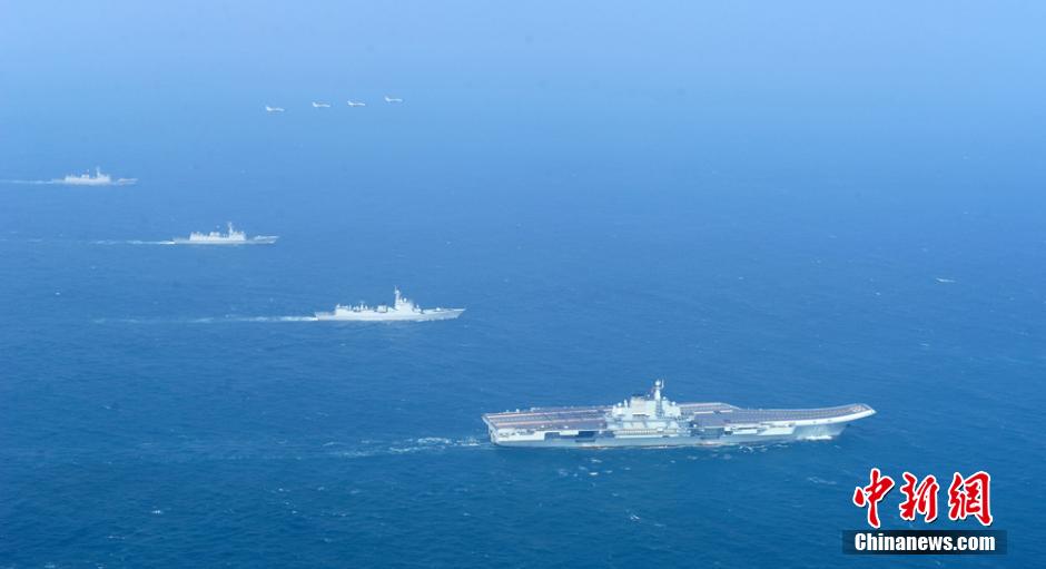 圖為遼寧艦與水面艦艇、飛機進行協(xié)同訓練。中新社發(fā) 胡鍇冰 攝