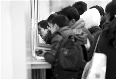 1月6日，旅客在北京站臨時售票處排隊(duì)購票。新京報(bào)記者