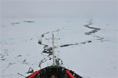 7日17時50分許，“雪龍”號船頭冰面裂開一條水道，“雪龍”號趁機(jī)迅速穿過。