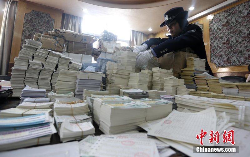 湖北省武漢市，民警清點大量非法制作的成品，半成品假票和制假工具。