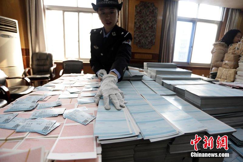 湖北省武漢市，民警清點大量非法制作的成品，半成品假票和制假工具。