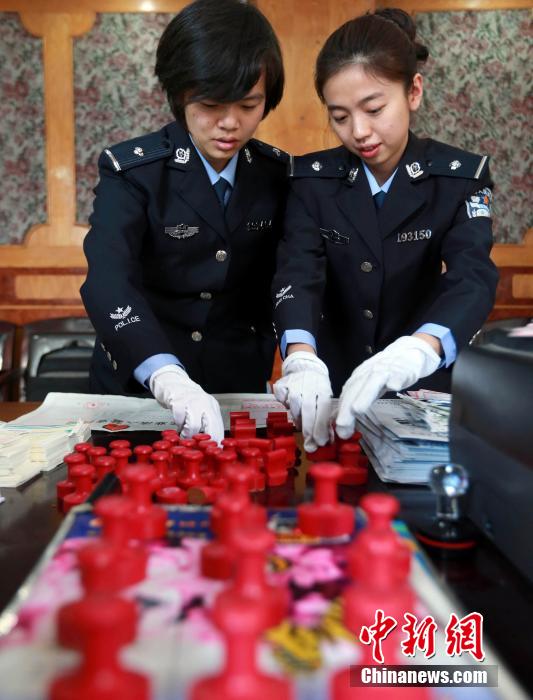 圖為清點查獲大量假火車票和制販工具。