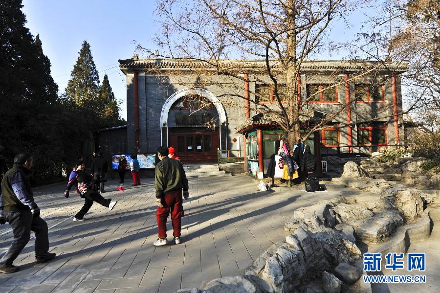 1月15日，市民在北京北海公園內(nèi)的上林苑飯莊門前晨練。