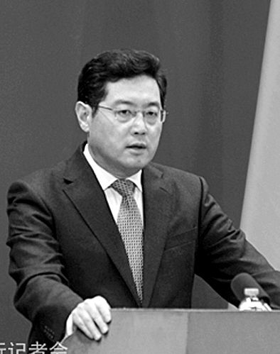 23日，秦剛在外交部例行記者會(huì)上。
