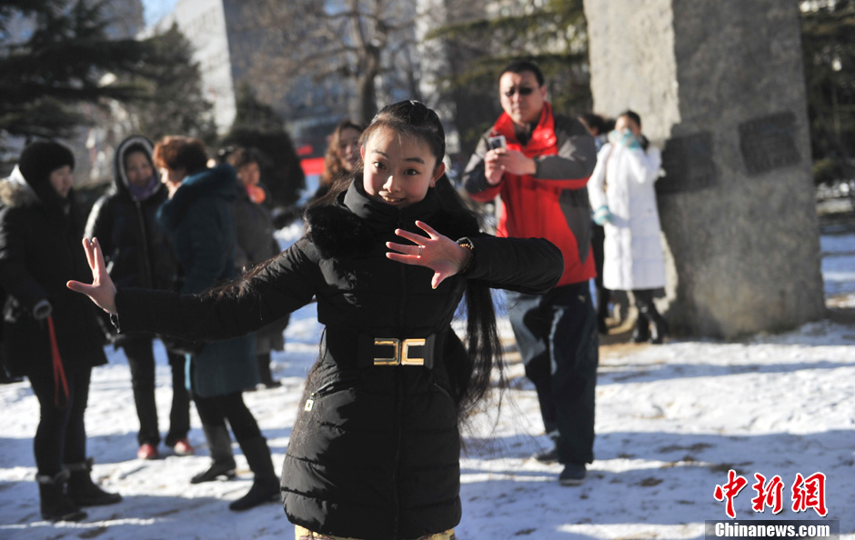 圖為來自東北的表演系考生雪地秀才藝。