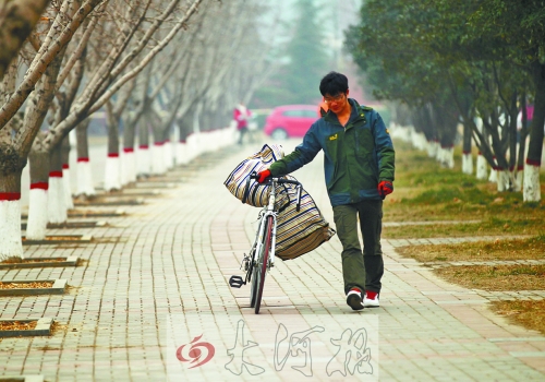 走在校園的小路上，帥氣的單車是我同伴，鼓鼓的行囊盛不下父母深深的惦念。