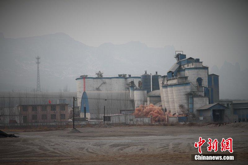　2014年2月17日，石家莊市再次啟動壓減水泥過剩產(chǎn)能、治理大氣污染水泥企業(yè)集中爆破拆除行動。
