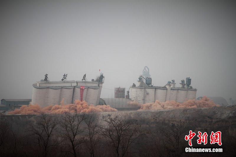 　2014年2月17日，石家莊市再次啟動壓減水泥過剩產(chǎn)能、治理大氣污染水泥企業(yè)集中爆破拆除行動。