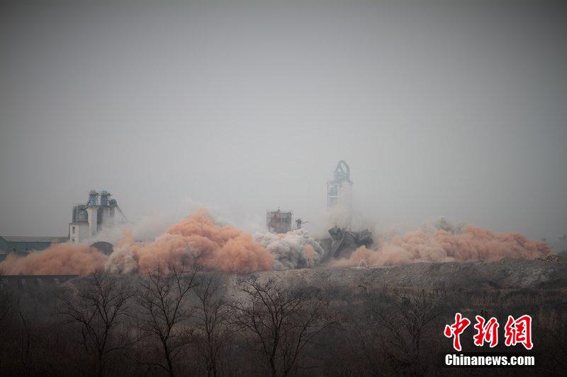 　2014年2月17日，石家莊市再次啟動壓減水泥過剩產(chǎn)能、治理大氣污染水泥企業(yè)集中爆破拆除行動。