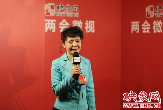 在映象網(wǎng)全國兩會北京演播室，全國人大代表、河南理工大學音樂學院副院長游吟歌做客《兩會微視》訪談.