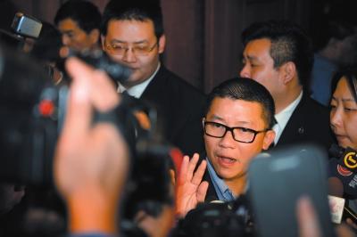 3月10日23時許，與馬航失聯(lián)航班部分乘客家屬乘坐同一航班的乘客在北京首都機場辦理值機手續(xù)。新華社