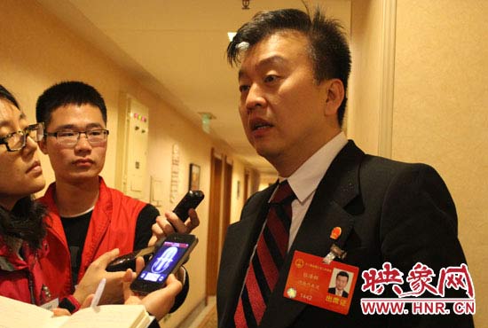 全國(guó)人大代表、中央電視臺(tái)綜藝頻道節(jié)目組主持人、河南省青聯(lián)榮譽(yù)副主席張澤群