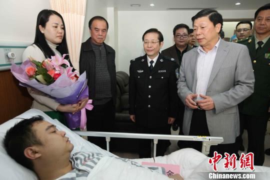 廣西壯族自治區(qū)黨委常委、政法委書記溫卡華看望唐蔚宣。