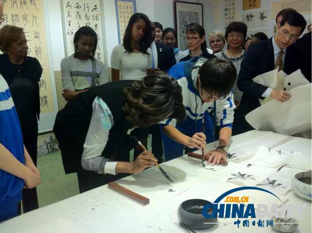 　北京時(shí)間3月21日，美國(guó)第一夫人米歇爾參觀北師大二附中時(shí)，與學(xué)生一起練習(xí)書法。