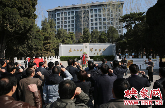在焦裕祿紀(jì)念館，參觀的人絡(luò)繹不絕，一批批來自全國各地的黨員干部前來學(xué)習(xí)焦裕祿事跡