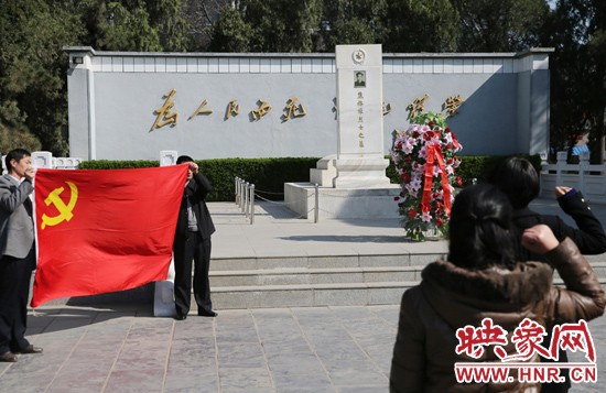 在焦裕祿紀(jì)念園，來自河南的黨員干部在焦陵前宣誓。