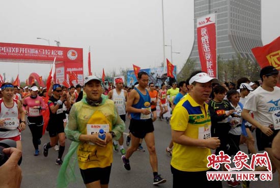 3月30日上午8點(diǎn)20分，2014鄭開國(guó)際馬拉松賽在鄭開大道鳴槍起跑。