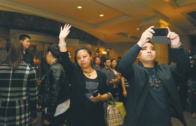 昨晚，麗都飯店，32位馬航失聯(lián)客機(jī)家屬準(zhǔn)備赴馬來西亞。新京報(bào)記者 侯少卿 攝