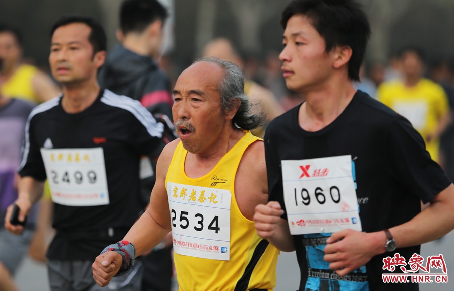 一位老年選手與年輕人比速度。