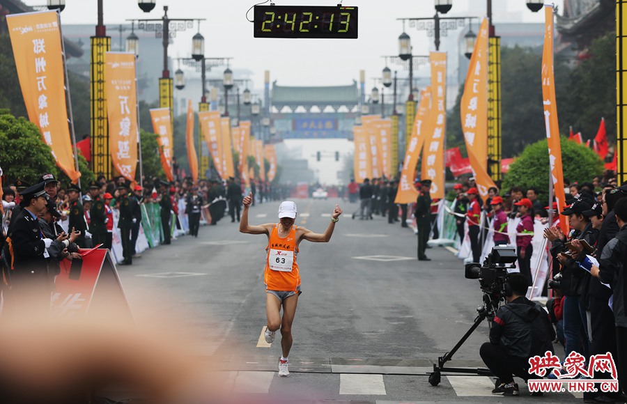 一名選手抵達終點后，高舉雙手慶祝。
