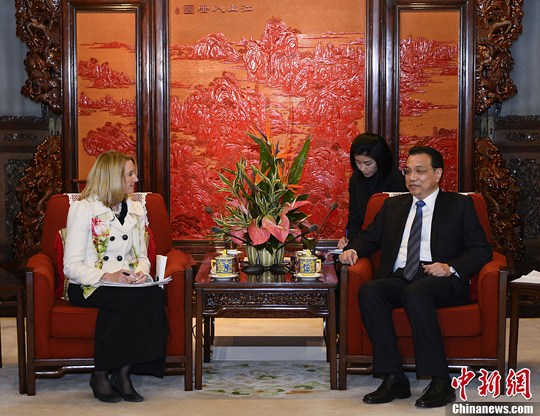 中國國務(wù)院總理李克強在北京中南海紫光閣會見了美國《科學(xué)》雜志主編瑪西婭·納特一行。