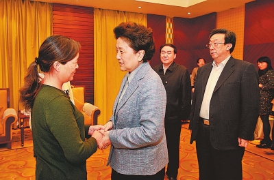  4月9日，中共中央政治局委員、國務(wù)院副總理劉延?xùn)|在鄭州接見“踐行焦裕祿精神的好校長”張偉的家屬。