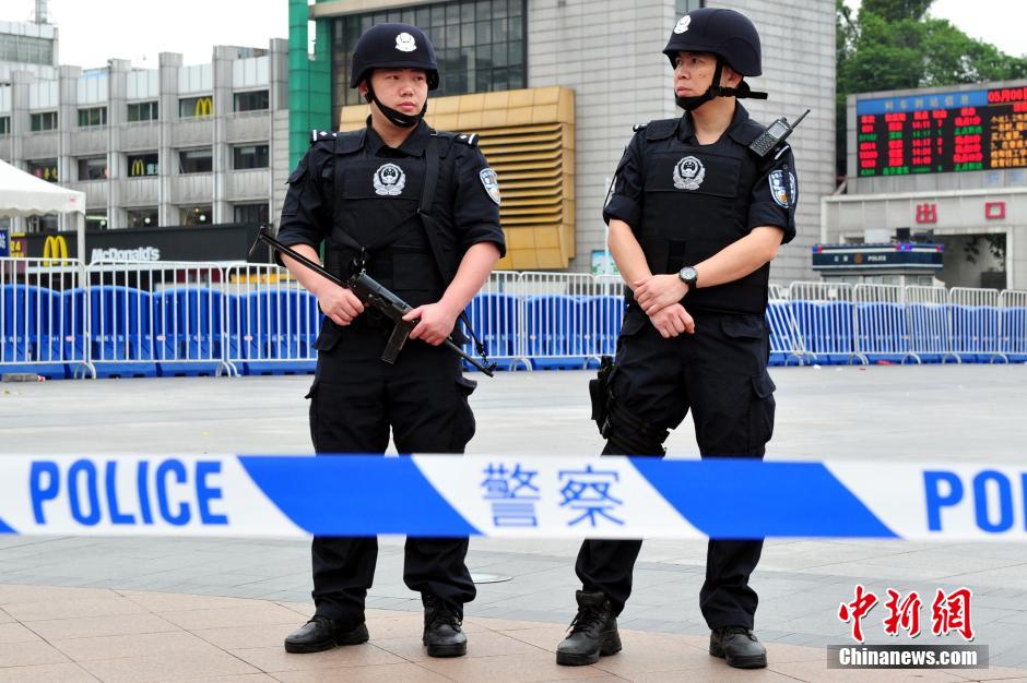 圖為廣州特警在案發(fā)現(xiàn)場戒備。