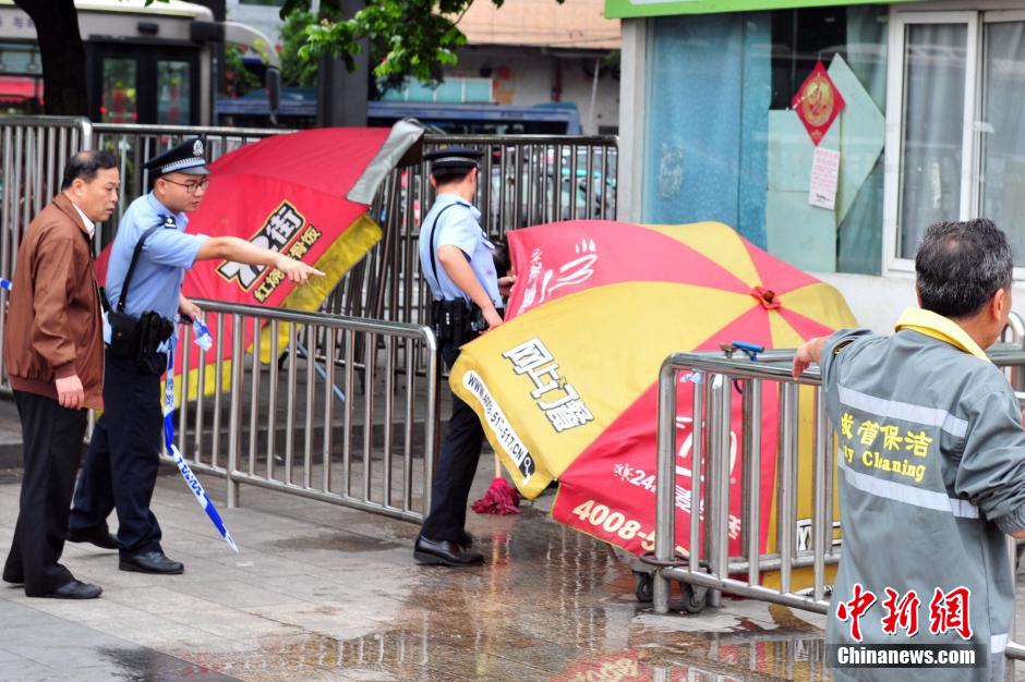 圖為警方在案發(fā)現(xiàn)場取證調(diào)查。