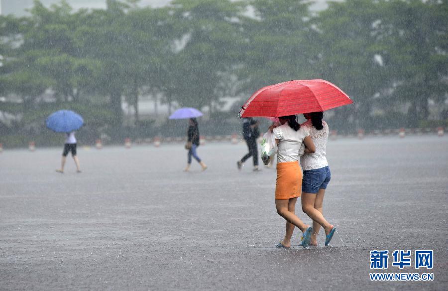 5月11日，市民在深圳梅林檢查站廣場冒雨出行。
