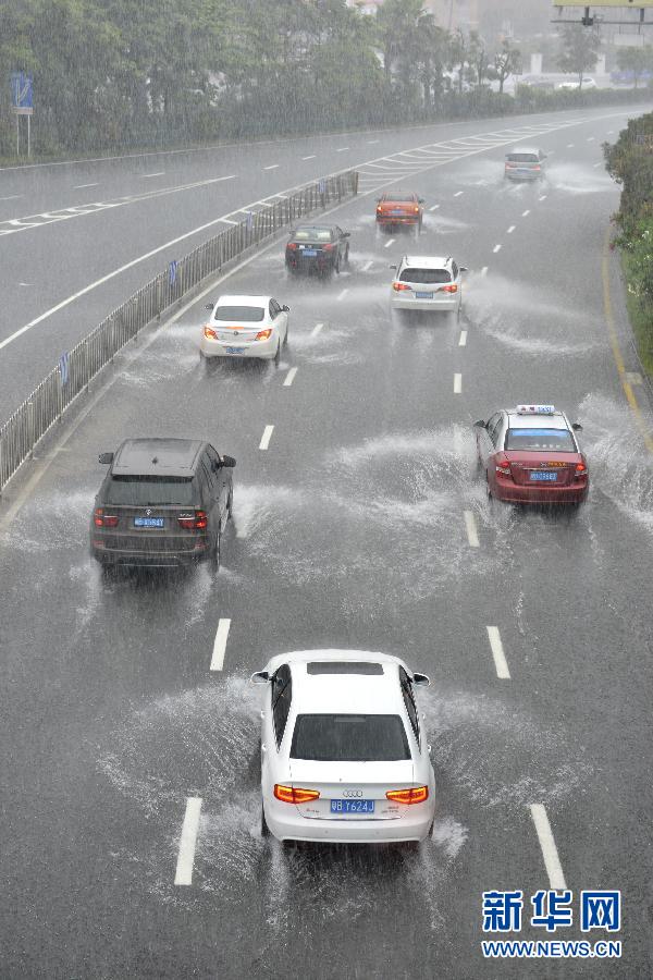 　5月11日，車輛在深圳街頭涉水前行。