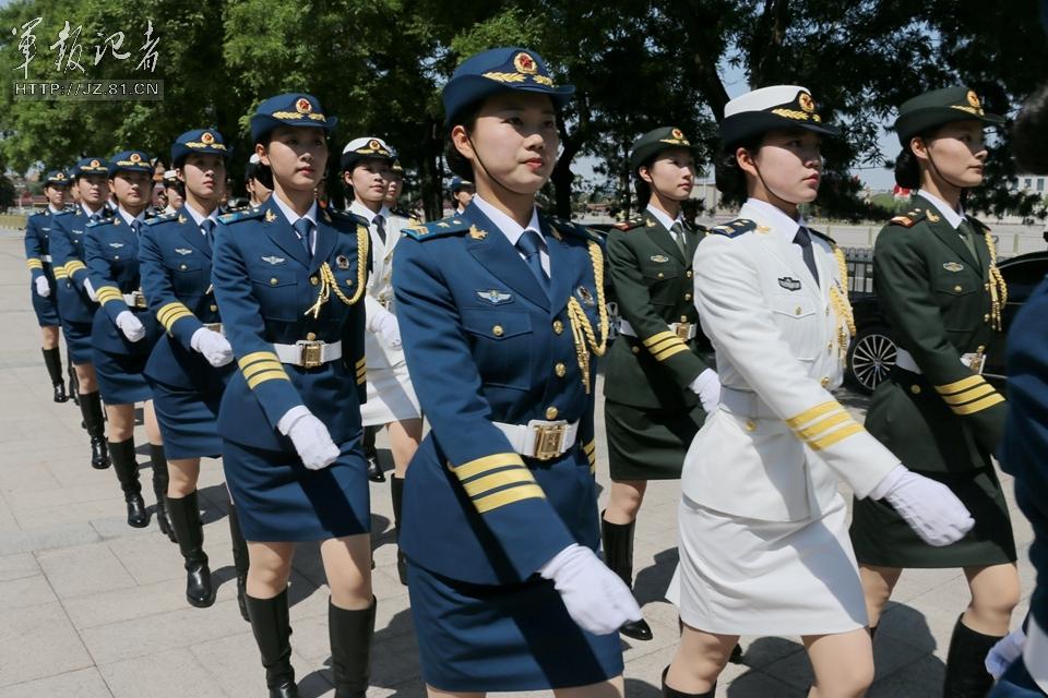 解放軍首批女儀仗兵亮相，90%以上擁有大專以上學(xué)歷，平均身高1.72米。圖為女兵儀仗隊(duì)。