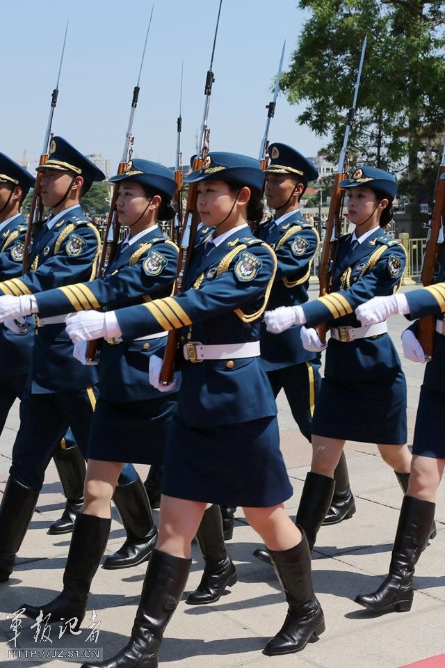 　解放軍首批女儀仗兵亮相，90%以上擁有大專以上學(xué)歷，平均身高1.72米。圖為女兵儀仗隊(duì)。