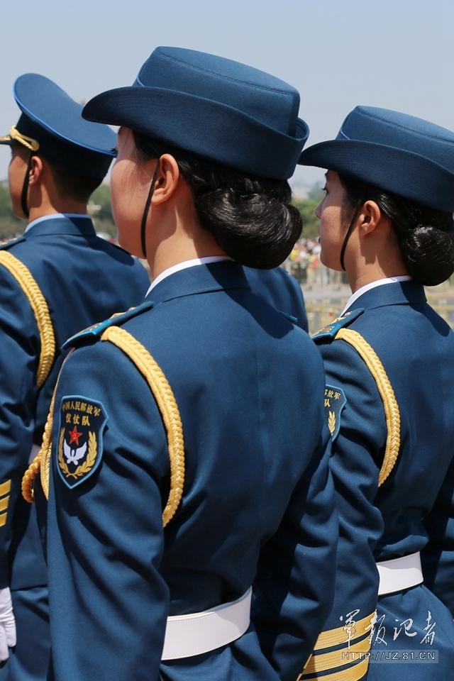 解放軍首批女儀仗兵亮相，90%以上擁有大專以上學(xué)歷，平均身高1.72米。圖為女兵儀仗隊(duì)。