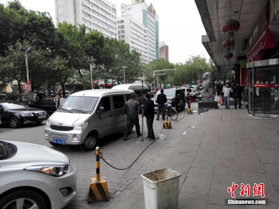 自治區(qū)和烏魯木齊市有關(guān)部門迅速處置，傷員已全部送往醫(yī)院救治。