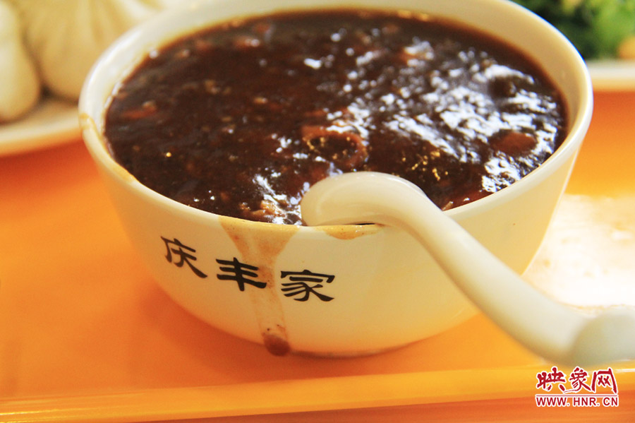 一碗炒肝,看上去也有滋有味。