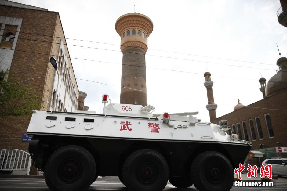 武警車輛經(jīng)過國(guó)際大巴扎
